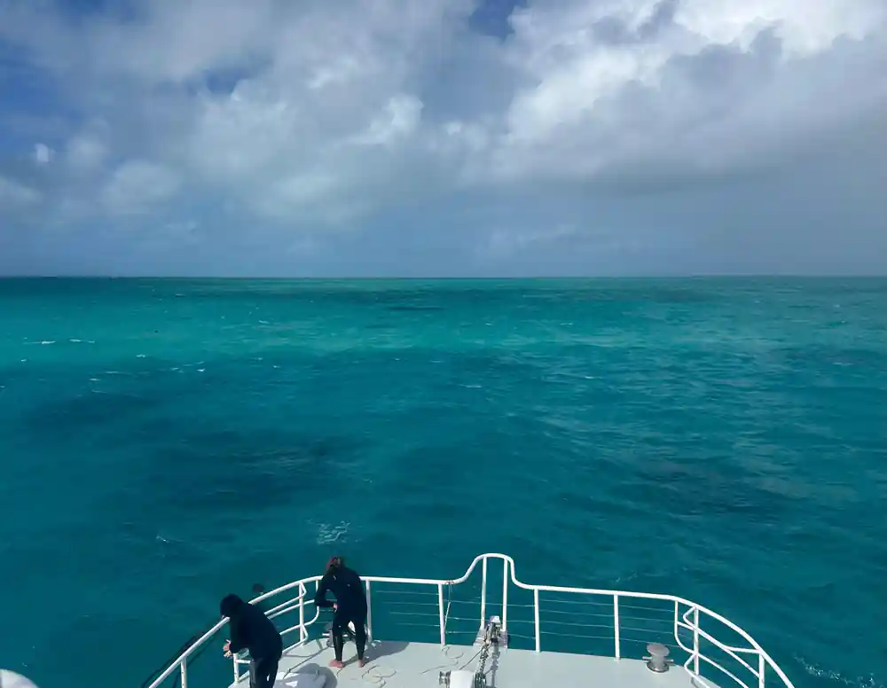 The bow rail and open reef water ahead from the foredeck